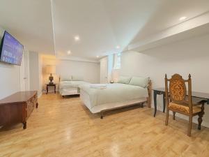 Cozy Rooms in Bright Walkout Suite - Newly Renovated in 2026