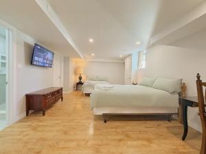 Cozy Rooms in Bright Walkout Suite - Newly Renovated in 2026