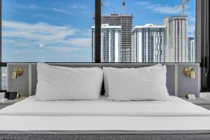 New 35th Floor DowntownFree Parking