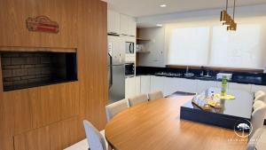 Luxuoso apartamento de 5 suítes frente rua torta