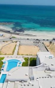 Studio une chambre sur le front de mer avec piscine partagée
