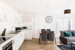 The Lincoln Tribe by Prime Stays - 3 Bedroom Residence with Gated Parking & Garden