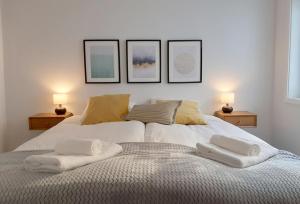 Bright & airy designed home, balcony, beach 1 min