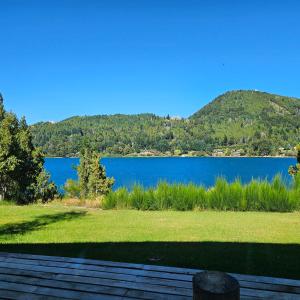 Mágico lugar a orillas del Nahuel Huapi con costa de lago