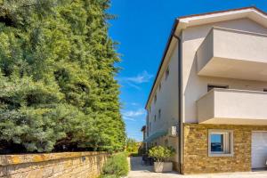 Modern Apt Deni- Terrace & Private Parking - Happy Rentals
