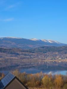 Lake Chwil 5618 widok na zalew i góry