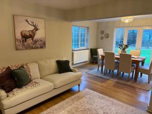 Charming Woodland Cottage with Hot Tub Near Battle