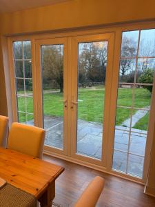 Charming Woodland Cottage with Hot Tub Near Battle