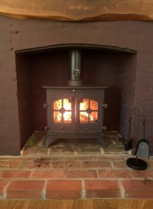 Charming Woodland Cottage with Hot Tub Near Battle