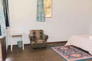 Cabaña rústica de piedra y madera en las montañas