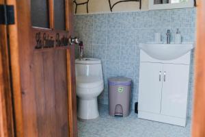 Cabaña rústica de piedra y madera en las montañas