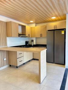 Casa Raíces "Aire acondicionado, habitaciones familiares y económicas en La Dorada"