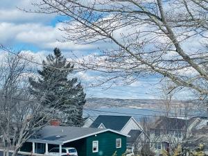 5BR Summer Home - Garden & Distant Ocean View