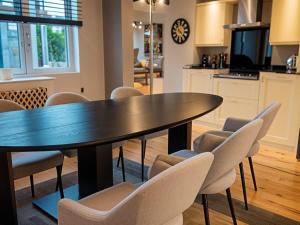 Stylish Dulwich Apartment with Parking