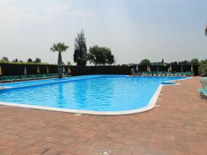 Charming Apartment with Pool near Lazise Ideal for Families