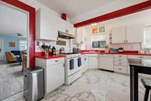 2 br, 2 bth, fully fenced home - The Sunnyside Up Beach Cottage