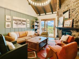 Trailside 3BR Top-Floor Views and Sauna