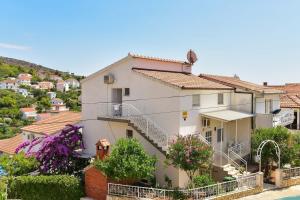 Apartments with parking space Mavarstica, Ciovo - 25405