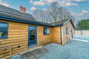 Cosy countryside lodge in quiet surroundings - Pass the Keys