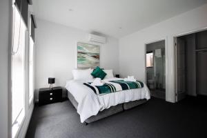 Stylish Retreat Walk to Beach Local Hot Springs