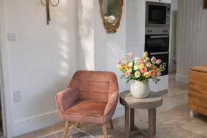 Heron Stays Bath- Charming Village Cottage, 3 Bedrooms, Parking, Garden, Just 3 Miles to Bath Centre, Sleeps 6