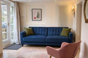 Heron Stays Bath- Boutique Period Properties, 7 Bedrooms, Parking for 4 Cars, Just 3 Miles to Bath Central, Sleeps 15