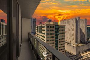 Rooftop Sunsets in Modern 1BR in Downtown