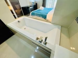 Spacious 1BR Bathtub, Rooftop Pool, Gym, 1min BTS PhraKhanong