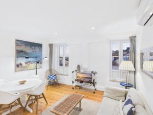 Bright 1BR w AC in Historic Alfama | By Airnest