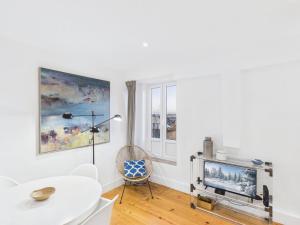 Bright 1BR w AC in Historic Alfama | By Airnest