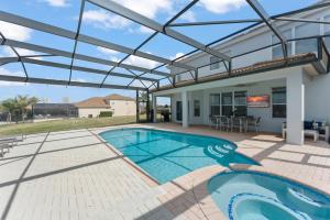 Fabulous Windsor Hills View - Huge pool deck - newly redecorated open plan