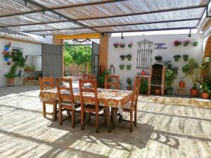 Cortijo Los Dólmenes - Casa Rural con Piscina, Barbacoa, Terraza y Parking