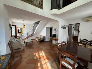 Cortijo Los Dólmenes - Casa Rural con Piscina, Barbacoa, Terraza y Parking