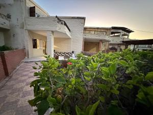 Great Villa with Garden and Sea View at al hanuvil