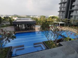 HIJAU Geniehome 2BR1studio Free 99mbps WIFI and Carpark at Utropolis Shah Alam