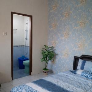 Family House with Kitchen & Gazebo near Tourist Attractions, North Bandung