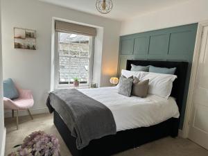 2 bed period cottage sleeps 4 in central Crickhowell