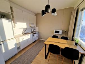 Cozy top-floor studio near the travel center and downtown, with AC and Wi-Fi