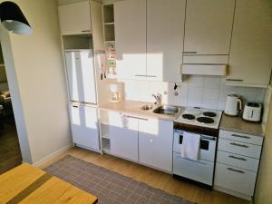 Cozy top-floor studio near the travel center and downtown, with AC and Wi-Fi
