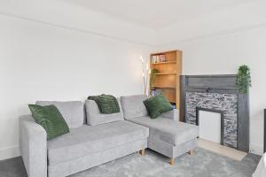 Bright 2BR Apartment, Free parking, Easy access to beaches & Town