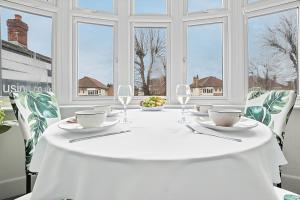 Bright 2BR Apartment, Free parking, Easy access to beaches & Town