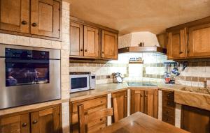 Lovely Home In Seravezza With Wifi