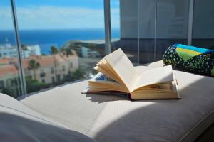 Sunny Ocean View Apartment with Large Rooftop Terrace & Pool Golf del Sur 81 m2