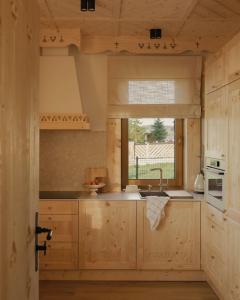 Lovelia - Luxury Mountain Villa with Hot Tub