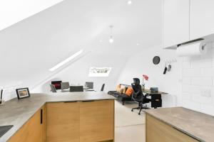 Cozy refurbished apartment with parking close to beach