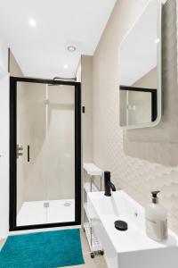 Cozy refurbished apartment with parking close to beach