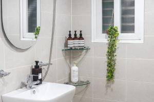 Dana Lodge - Seokchon Lake, KSPO, COEX, Lotte World, Gangnam, Songnidan-gil