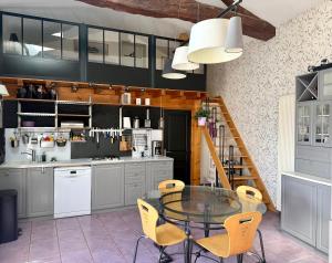 Charmante maison en Pierre dorée, avec vue sur les collines