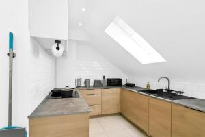 Cozy refurbished apartment with parking close to beach