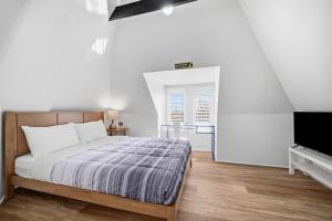 Dormont, Pittsburgh !D Stylish and Unique Private Bedroom with Shared Bathroom